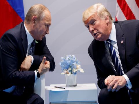 Donald Trump y Vladimir Putin se reúnen en una complicada cumbre  