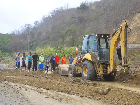 Moradores protestan para exigir modificaciones en obra de carretera del norte de Esmeraldas