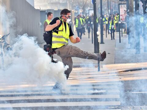 Los "chalecos amarillos" son cómplices de la violencia en protestas en Francia, según el presidente de ese país