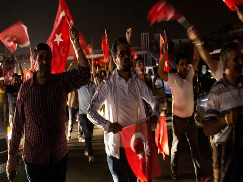 Choques entre policías y soldados en Turquía; Erdogan retornó