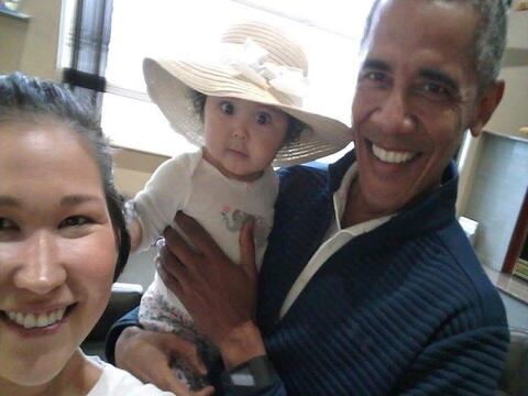 Mujer se topa con Barack Obama en el aeropuerto y le pide que cargue a su bebé