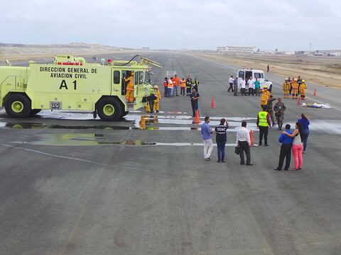 Simulan accidente de aeronave en Salinas 