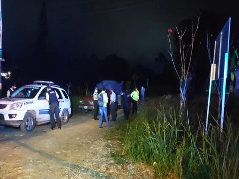 Policía aprehende a tres personas que se movilizaban en una camioneta con un cadáver embalado en zona rural de Santo Domingo de los Tsáchilas