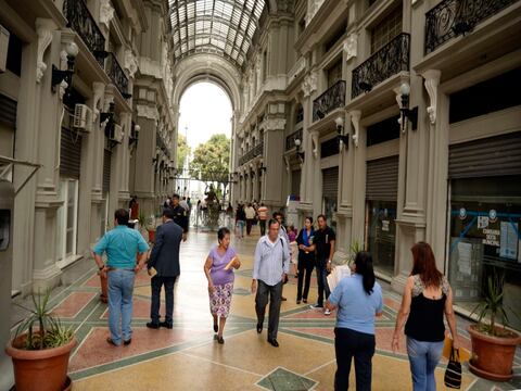 Usuarios llegan al Municipio de Guayaquil aún por miles para trámites