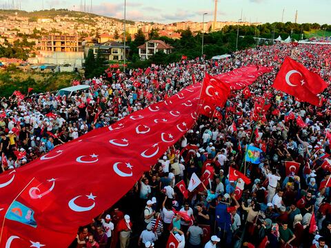 Con banderas rojas se recuerda el fallido golpe de Estado en Turquía 