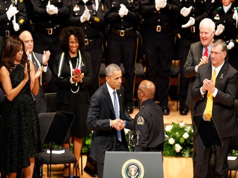 Obama llama a la unión en homenaje a policías 
