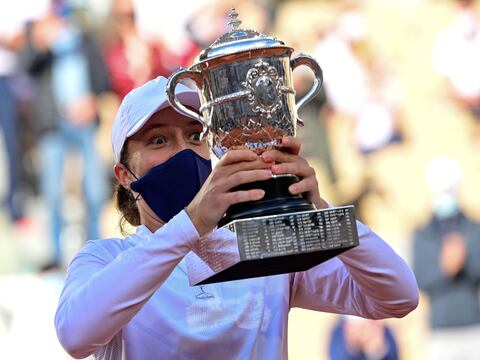 Iga Swiatek sorprende en Roland Garros y se alza con su primer título de Grand Slam