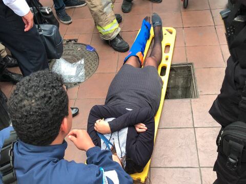 Joven resultó herida al caer a hueco en avenida 9 de Octubre, en Guayaquil