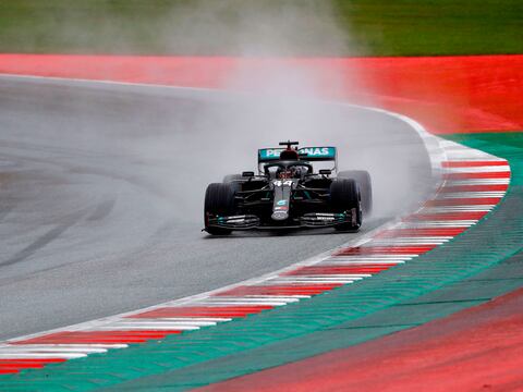 Bajo un diluvio, Hamilton se anota la pole position para el GP de Estiria