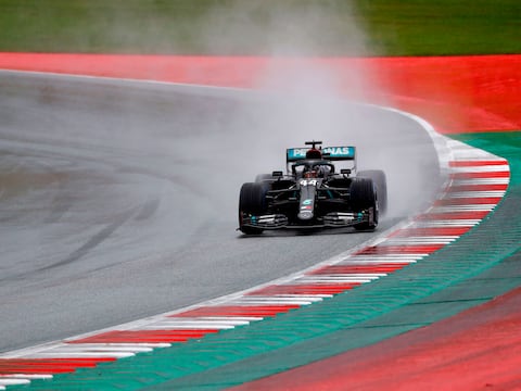 Bajo un diluvio, Hamilton se anota la pole position para el GP de Estiria