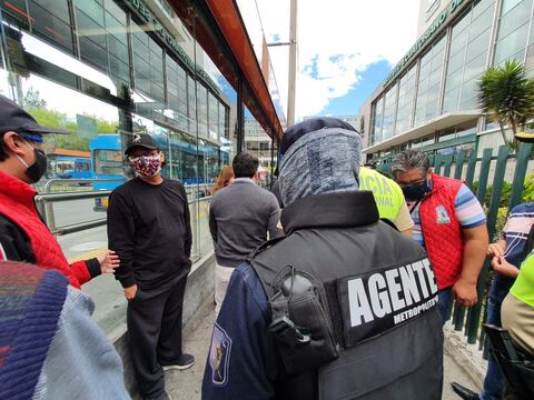 Tramitadores fueron desalojados de los alrededores del IESS, en Quito
