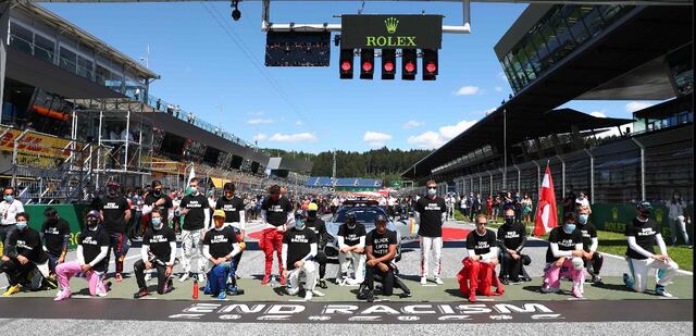 14 pilotos de la F1 clavan una rodilla en el piso antes del GP de Austria en apoyo a la lucha contra el racismo