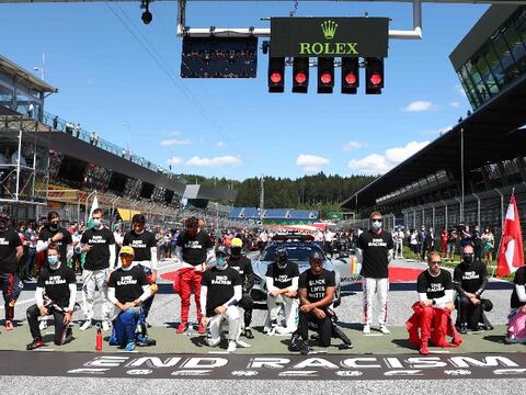 14 pilotos de la F1 clavan una rodilla en el piso antes del GP de Austria en apoyo a la lucha contra el racismo