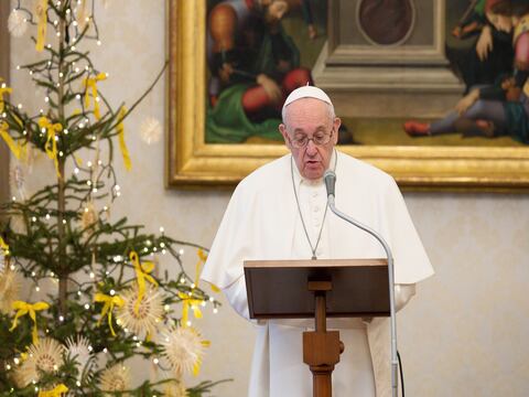 El papa Francisco permite a mujeres repartir la comunión y leer la palabra de Dios