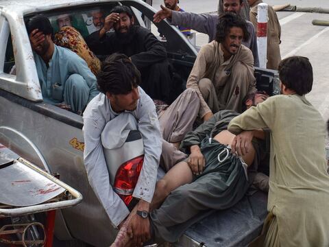 Sube a 128 la cifra de muertos en atentado suicida en Pakistán