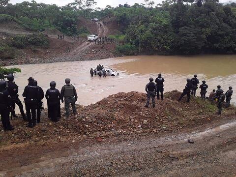 En San Lorenzo, frontera norte de Esmeraldas, decomisan maquinaria durante operativo minero