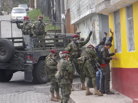 En Quito, militares con armas disuasivas rondan para hacer respetar uso de mascarilla y toque de queda