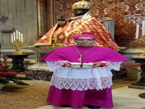 Mons. Alfredo Espinoza recibe palio bendito en Roma