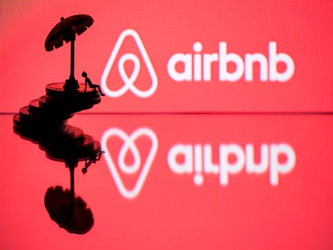 Municipio de París multa a la plataforma de alquiler de viviendas Airbnb