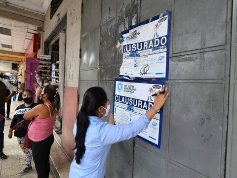 Funcionarios del Municipio de Guayaquil verifican que se respeten sellos en locales clausurados de la Bahía