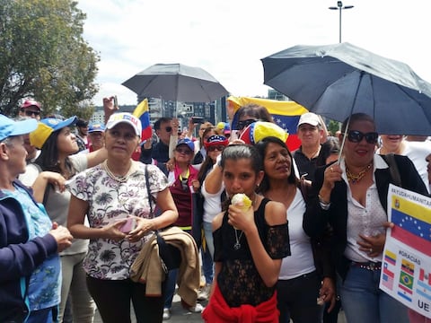 Venezolanos respaldan a Juan Guaidó en una concentración en Quito