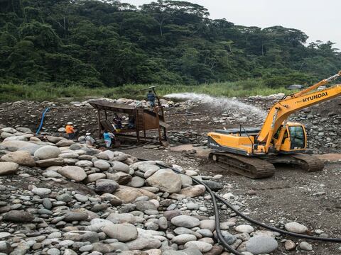 Perú moviliza a militares y policías contra minería ilegal en Amazonía