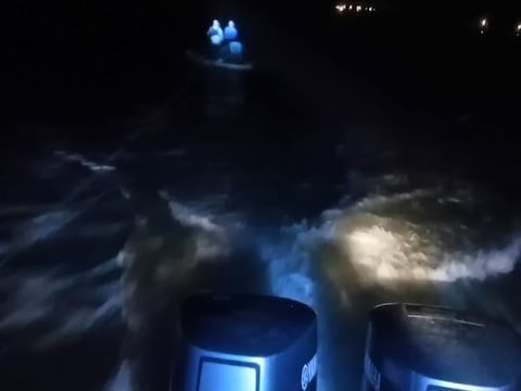 Posorja: Rescatan a dos pescadores que navegaban a la deriva