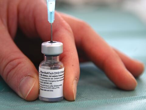 La vacuna de Pfizer parece efectiva contra variantes del COVID-19 de Reino Unido y Sudáfrica