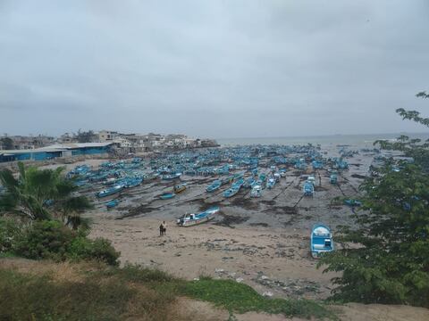 Alrededor de 120 lanchas en Santa Rosa quedaron varadas en arena tras descenso de marea