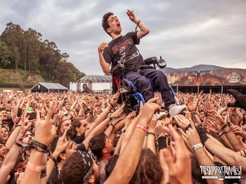 Emotiva foto de un chico en silla de ruedas en el festival Resurrection Fest