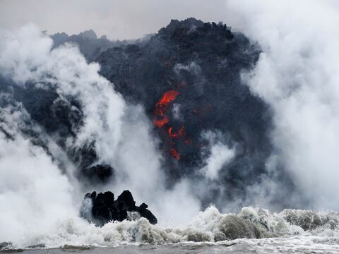 Suben a 23 los heridos por 'bomba de lava' que cayó sobre bote turístico en Hawai
