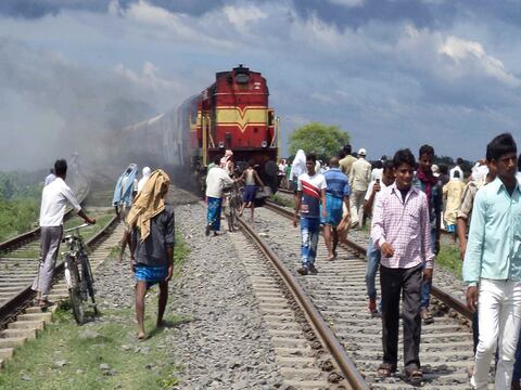 Tren arrolla y mata a 37 personas en la India