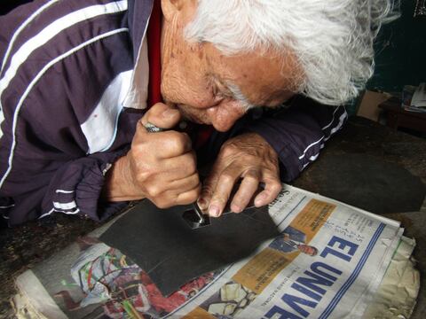 Carlos Bustos, el último repujador tradicional en barrio cuencano