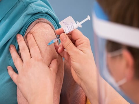 Médicos noruegos creen que la reacción inmunológica de la vacuna de AstraZeneca causó las trombosis
