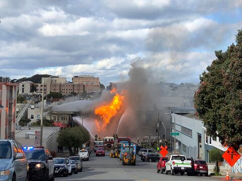 Explosión de tubería de gas provoca incendio en San Francisco