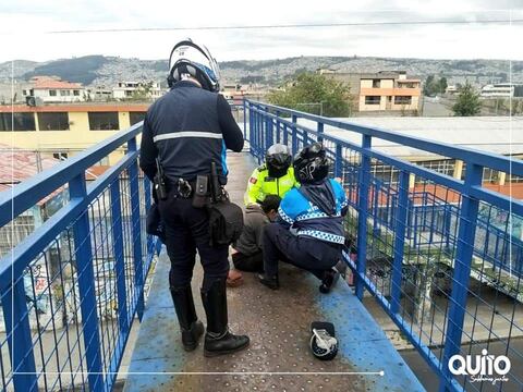 Agentes metropolitanos de Tránsito de Quito logran rescatar a una ciudadana que intentó lanzarse desde un puente peatonal