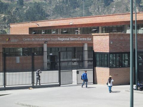 Cuenca: Fiscalía abre investigación por fotos donde aparecen alias 'el Mangajo', sentenciado por violación, y acusado de femicidio en prisión de Turi