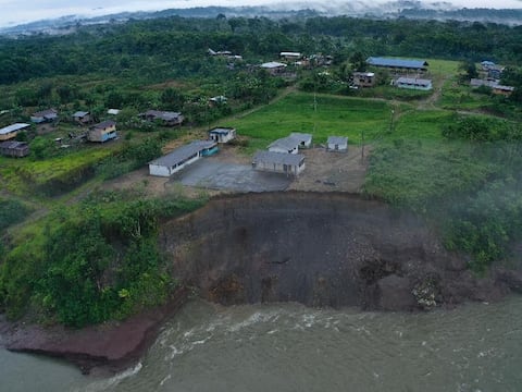 Erosión del río Aguarico amenaza una escuela fiscal de Sucumbíos