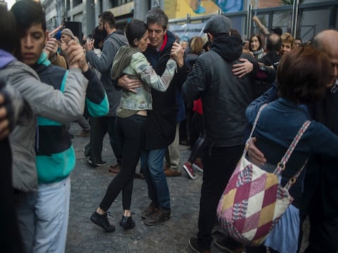 Tango callejero en protesta por elevación de tarifas en Argentina