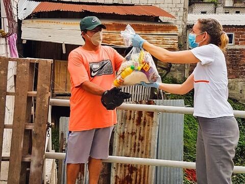 La Sonrisa Naranja entregó kits de alimentos en el noroeste de Guayaquil