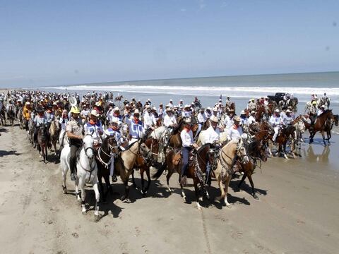 500 jinetes cabalgaron a orillas del mar, en Playas