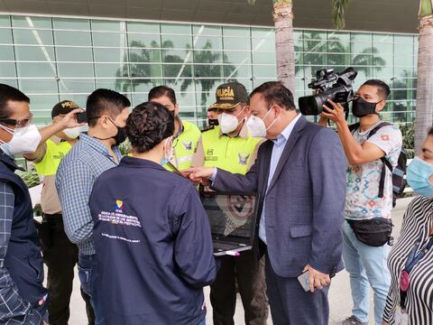 En el aeropuerto de Guayaquil aprehenden a tres viajeros que supuestamente presentaron resultados suplantados de pruebas de COVID-19