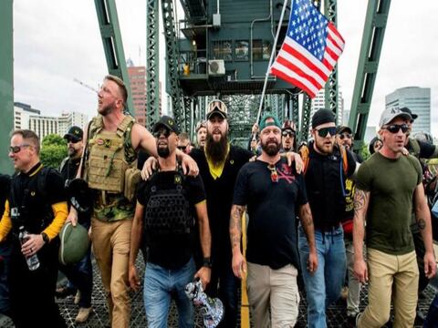 Proud Boys, el grupo neofascista al que Donald Trump le pidió ‘retroceder y esperar’