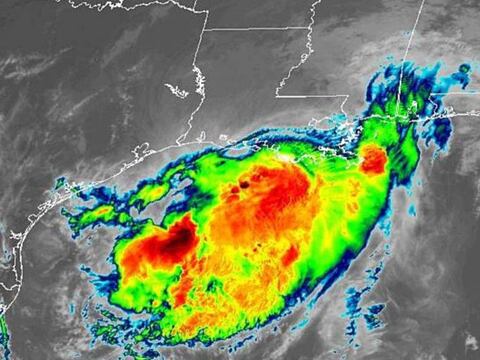 Barry se convierte en huracán a su llegada a Luisiana