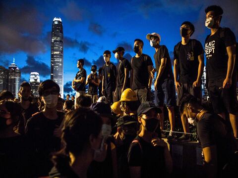 Cientos de manifestantes irrumpen en el Parlamento de Hong Kong en aniversario de retrocesión a China
