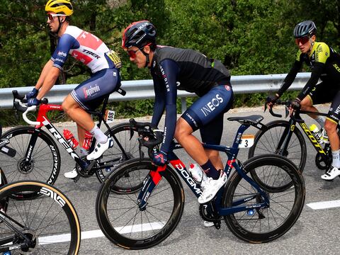 Alexey Lutsenko, líder de la sexta etapa del Tour de Francia, con Richard Carapaz en noveno puesto