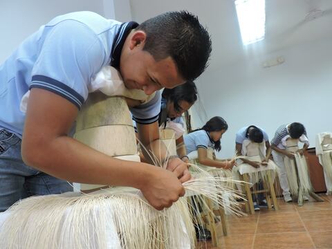 La enseñanza del tejido de los sombreros se debilita en la comuna de Pile del cantón Montecristi