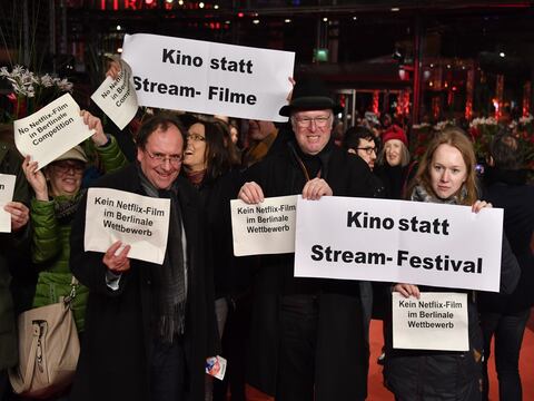 Protestas contra Netflix en estreno de película 'Elisa y Marcela', en la Berlinale