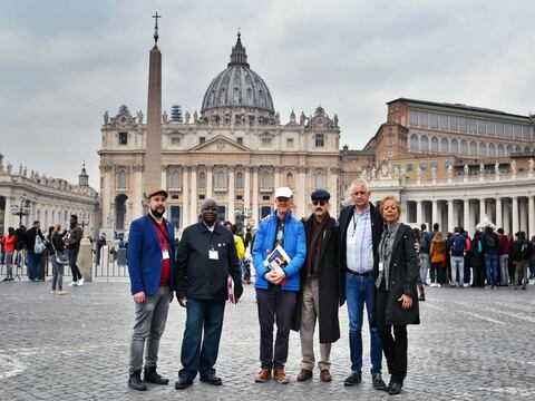 Víctimas abusadas por sacerdotes se unen para exigir justicia al Vaticano