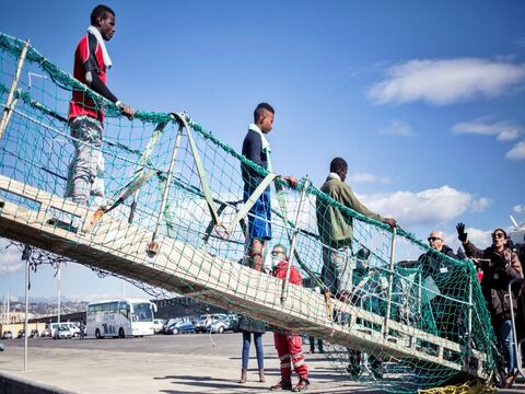 Barcos ya no socorren a migrantes que cruzan el mar Mediterráneo para llegar a Europa